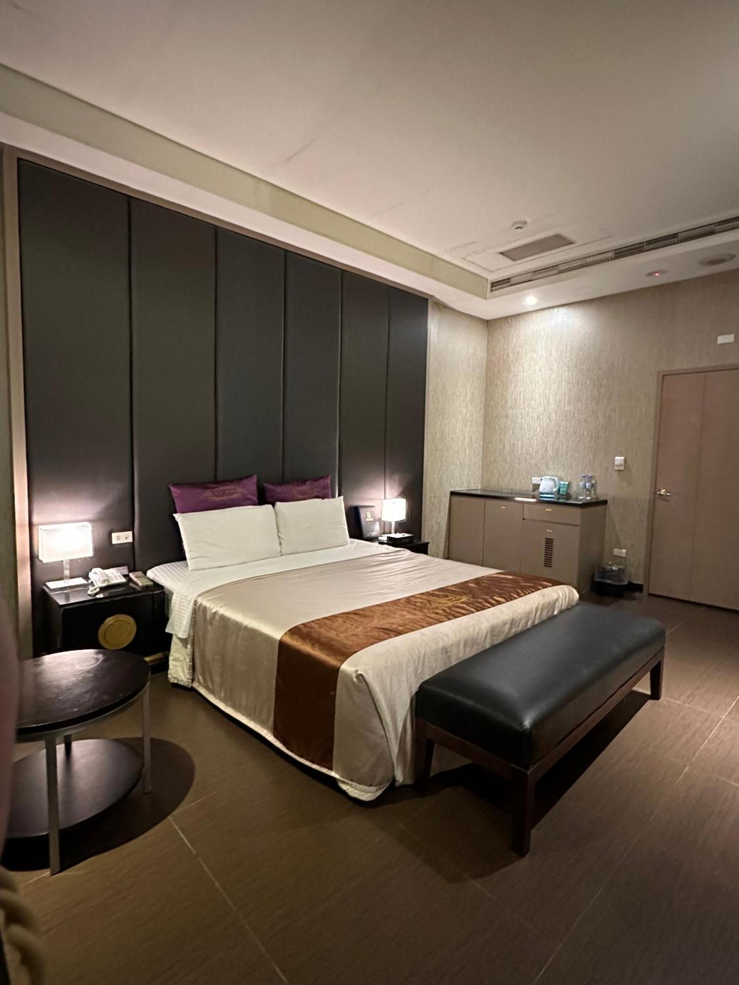 Purple Rainbow Motel Тайбэй Экстерьер фото
